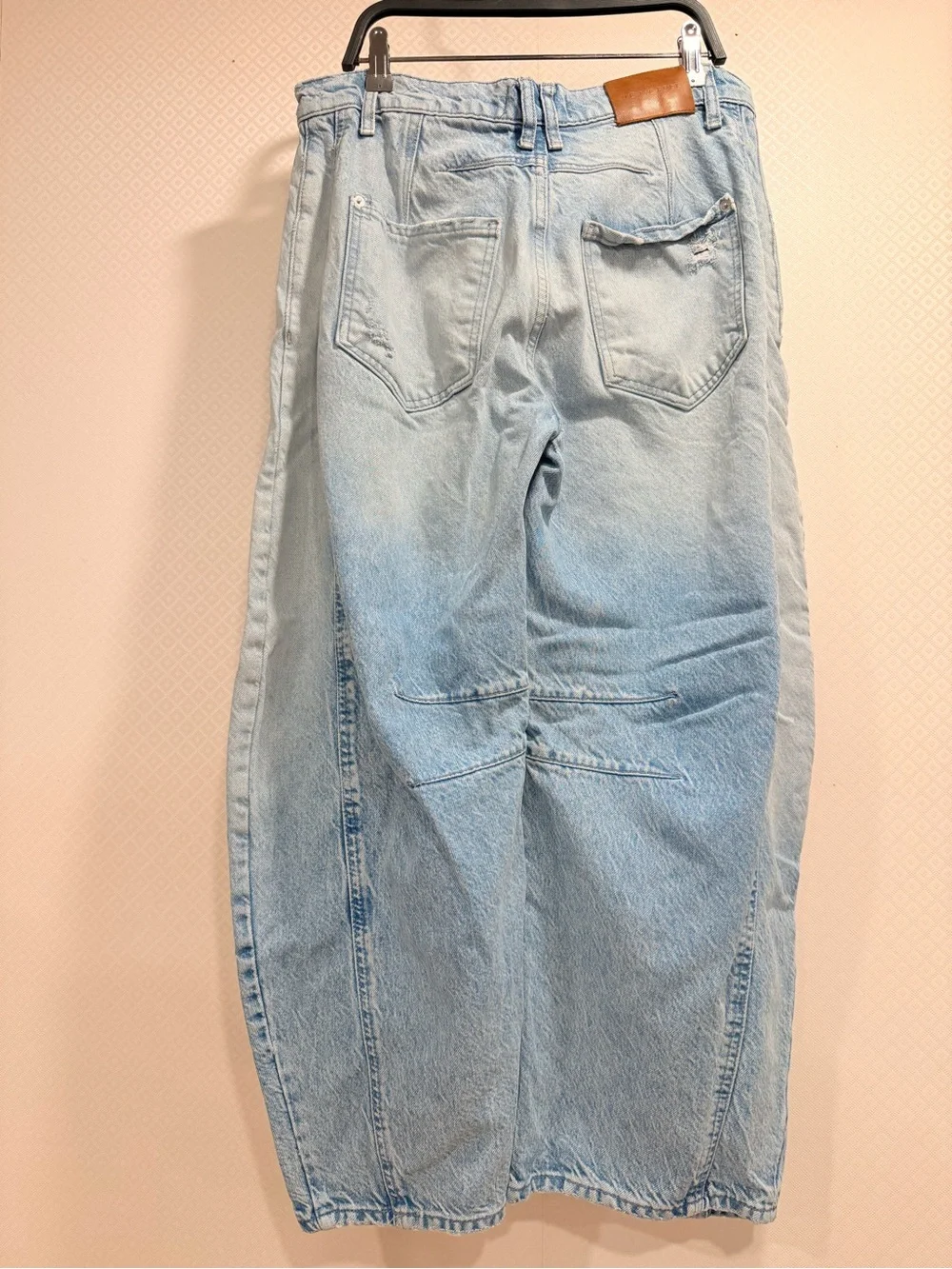 Free People We The Free Distressed Barrel Jeans  Light Wash Wide-Leg Jeans Sz 27